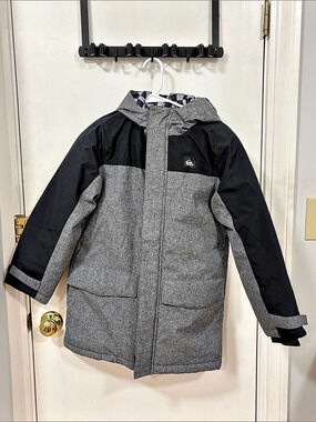 Quiksilver Boys Medium Jacket Gray & Black Like New